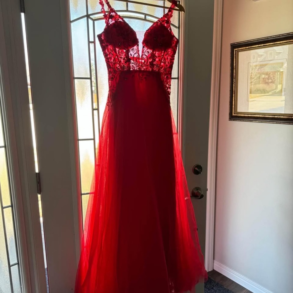 Elegant Red Lace Evening Dress - Picture 1 of 3